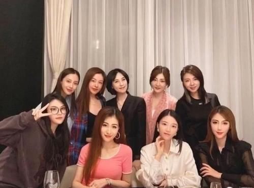杨颖聚会上海富太，合影堪称现实版《三十而已》，她能成顾佳吗