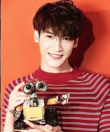 《白发》开播,男主脸型遭嘲,女主虎牙有特色,只