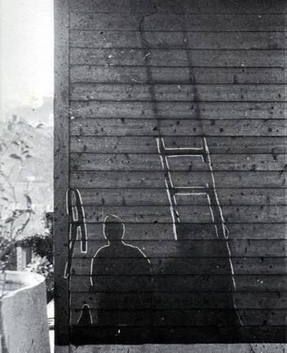 原子弹在日本爆炸后,墙上映射出许多黑人影,专