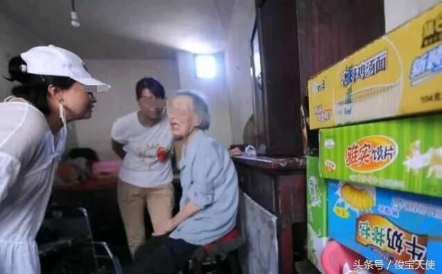 孕妇生个女儿,结果不会哭只会笑,婆婆一巴掌打过去马上哭了!