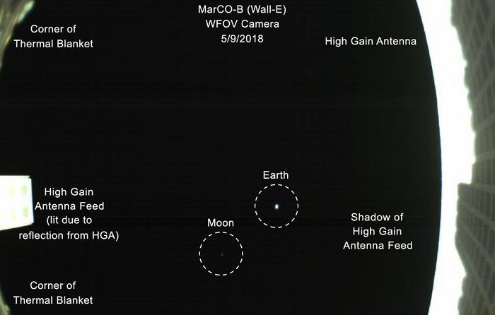 MarCO探测器发回首张地月照片 只见一个淡蓝色小点