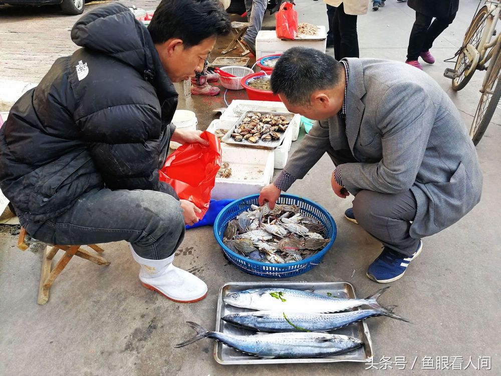 平民梭子蟹现海鲜市场 20-40块钱一斤 市民购买热情高涨 有鲜先尝