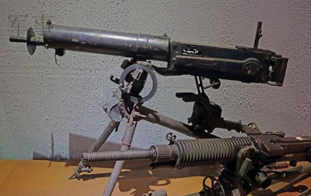 全球第一款机枪，射速不敌加特林十分之一，但是威力足够强悍
