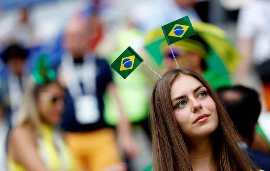 俄罗斯世界杯,巴西女球迷惊艳现场,网友:疯狂助