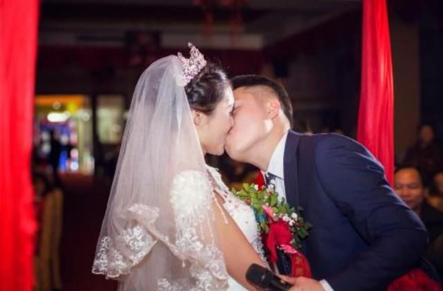 小舅子结婚我给3万,他嫌钱少女儿拉我走,他竟然给了我女儿一脚