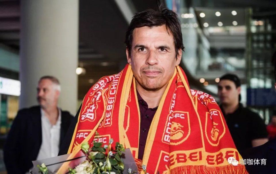 华夏新帅科尔曼抵达河北,五号球衣送科帅却是