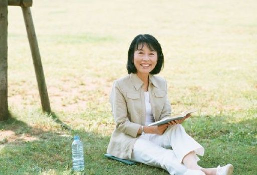 婆婆哄孙子嫌累，赌气离家出走，她去小姑子家一趟，红着双眼回来