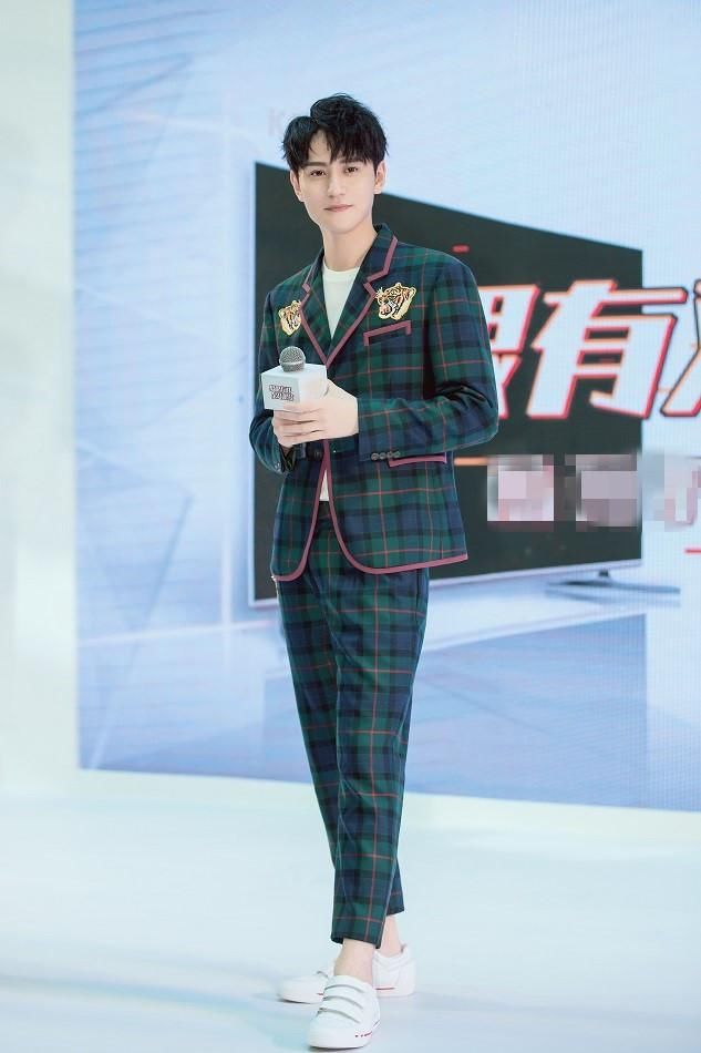秦俊杰亮相深圳品牌活动 格纹西装化身养眼少年