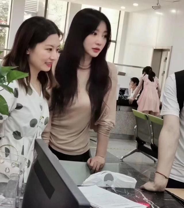 直播卖货后,柳岩被曝现身老家一口气买10套房 直播卖货后,柳岩被曝现身老家一口气买10套房