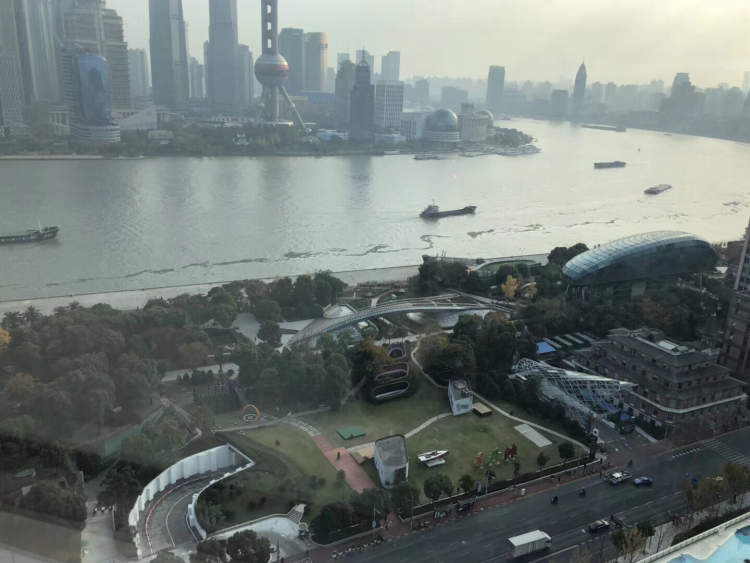 今年首艘国际奢华精品邮轮抵达北外滩