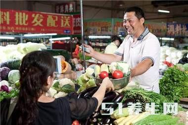 超市里的菜那么贵，农民种菜却不赚钱，什么原因呢？