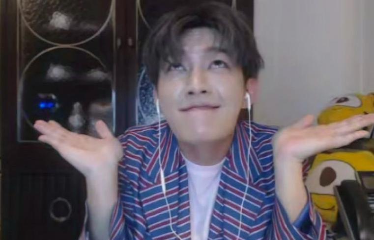 不求人和明星吃鸡,炎亚纶说吉利服是草服,直