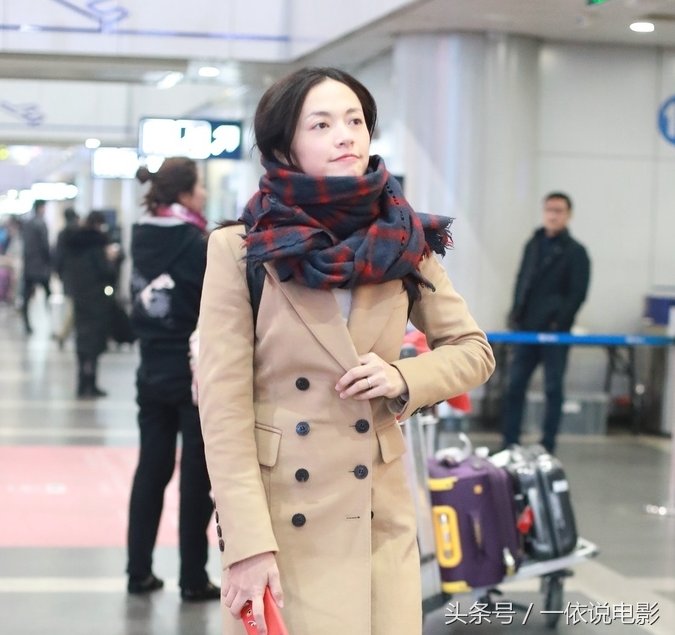 姚晨身着驼色长款外套搭配白色高领毛衣 气质