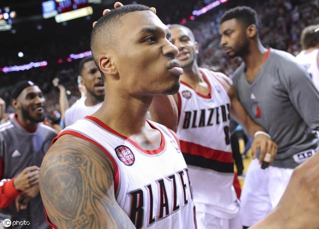 NBA利拉德超远3分绝杀雷霆挺进下一轮,季后赛