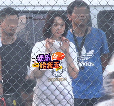 郑爽不惧新恋情曝光忙拍戏 看男生打球露迷妹