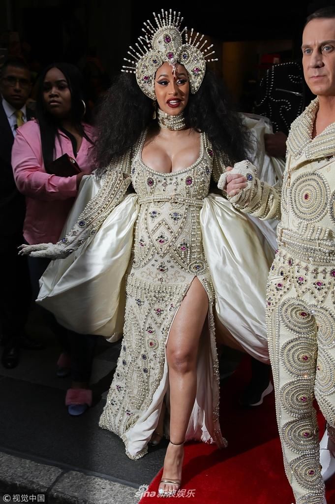 Cardi B挺巨肚现身时尚奥斯卡凹造型 同框麻辣