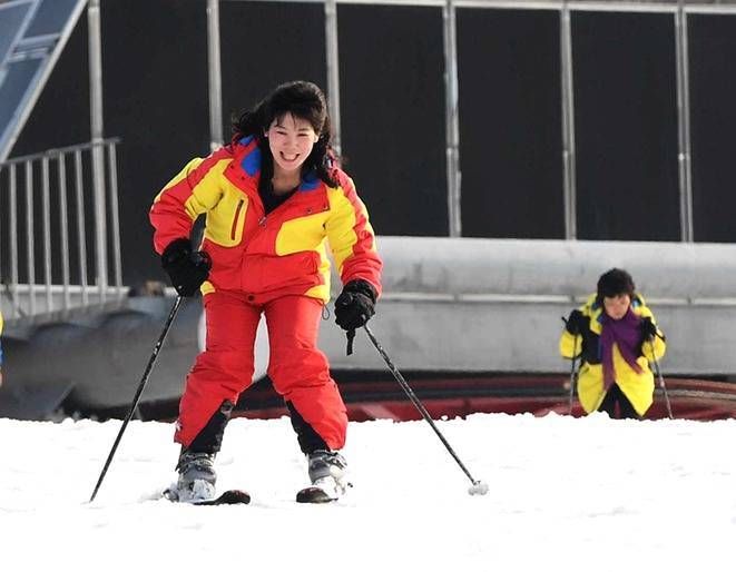 揭秘朝鲜滑雪场 服务员赞叹:金正恩太帅了!