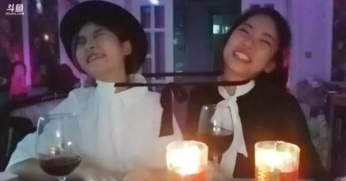 斗鱼两大抽象主播王佩、周淑怡共同直播,节目