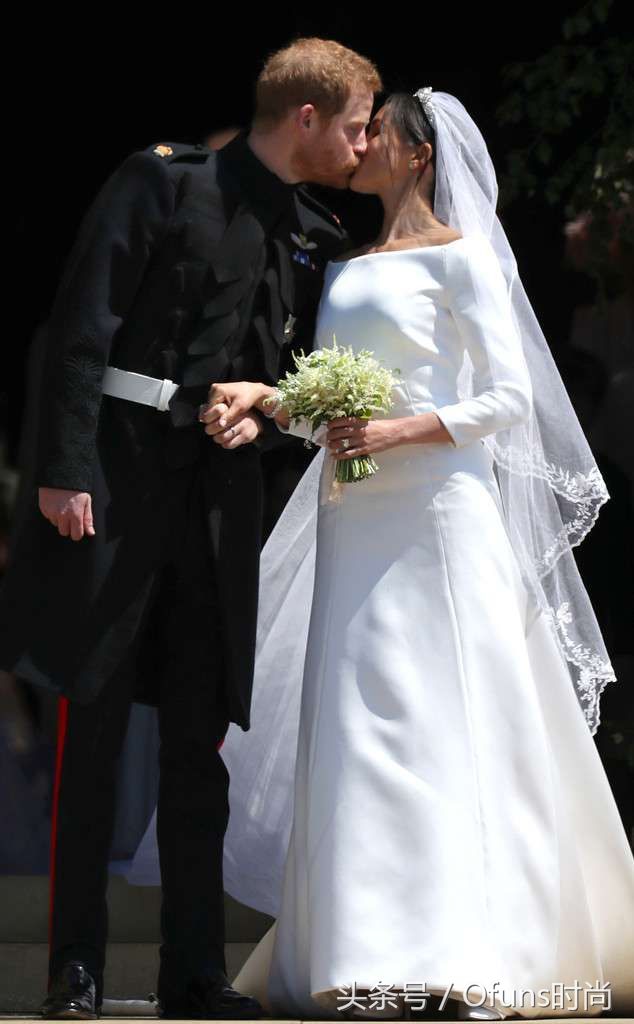 时尚扫街英国梅根王妃在皇家婚礼上亲吻丈夫哈