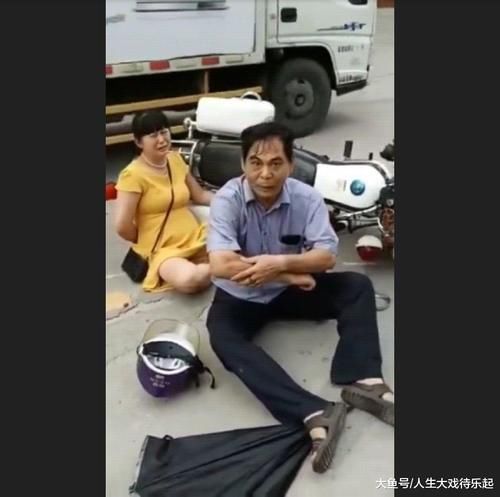 揭阳街头轿车与摩托车剐蹭, 骑车男子砸轿车发