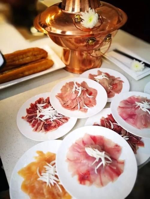 滋格圈|清而不淡,在成都吃菊花火锅,绝对是你难