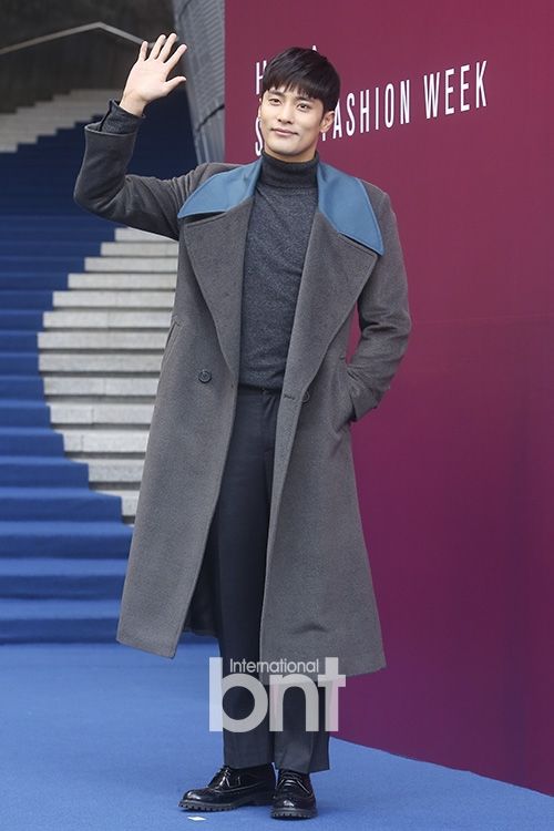 组图:韩男星成勋出席首尔时装周 大衣演绎秋日