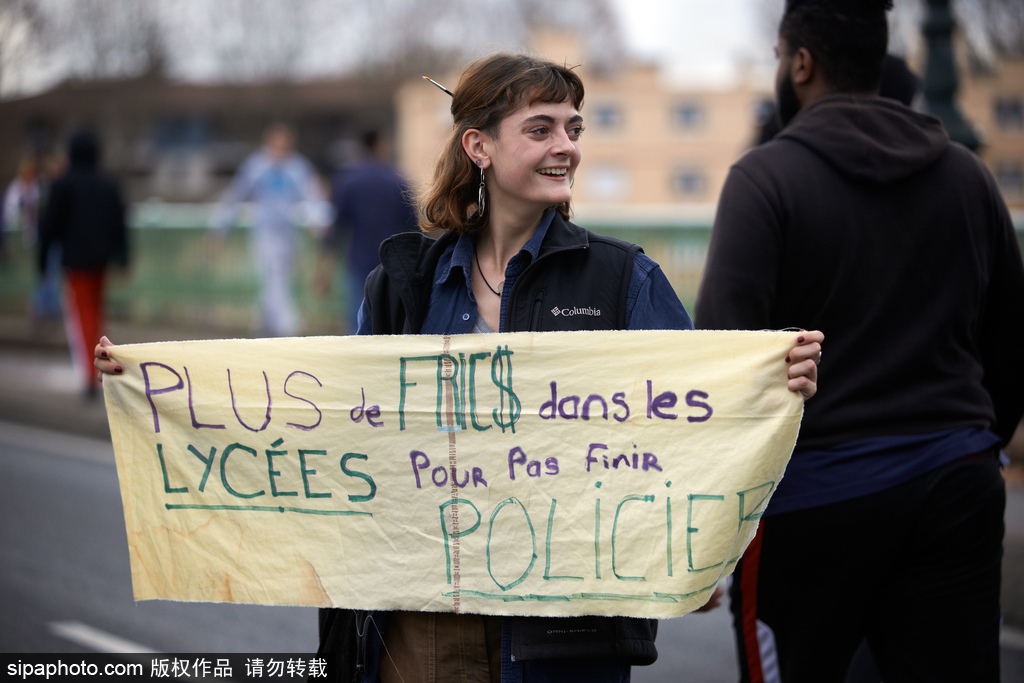 法国图卢兹:高中生们声援黄背心运动 抗议教育