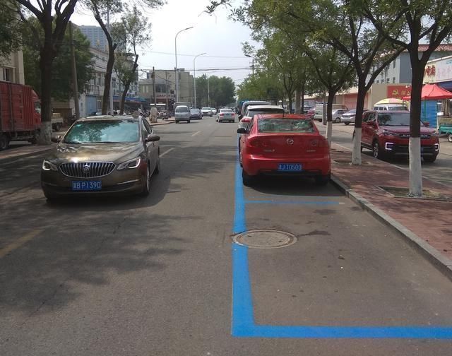 司机注意了,天津滨海新区街头突增蓝色停车位
