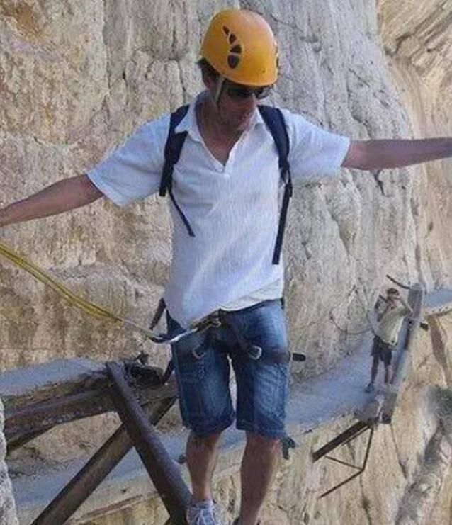 敢走吗?外国建的这条路比中国的玻璃栈道还恐怖!
