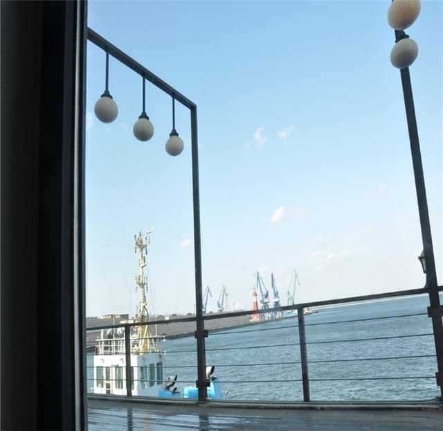 大连港风景独特,唯美的港湾海景映入眼帘,让游人非常喜欢!