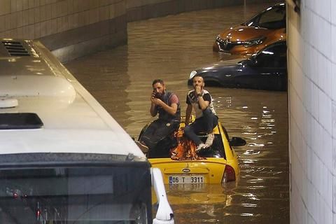 土耳其暴雨街道被淹 民众坐车顶等待救援