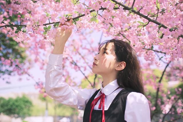 夜深了,一个人静静思考着人生