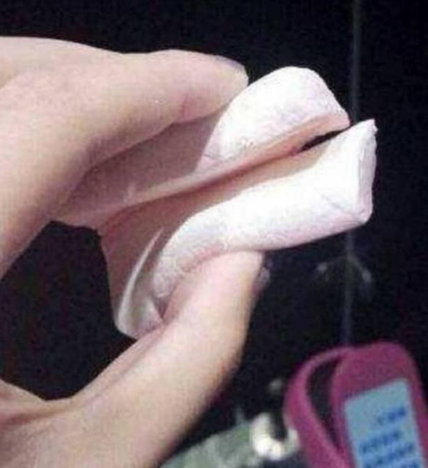 女孩子半路来了例假,让男友帮助自己买卫生巾,结局扎了女孩的心