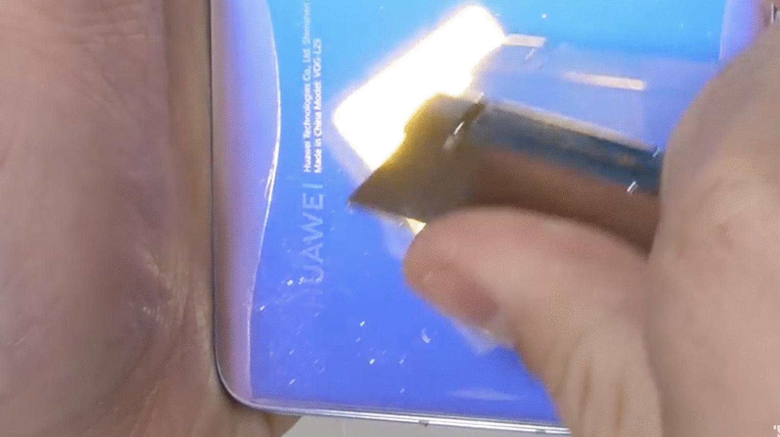 华为P30 Pro质量逆天:镜头耐刮机身坚固,用力