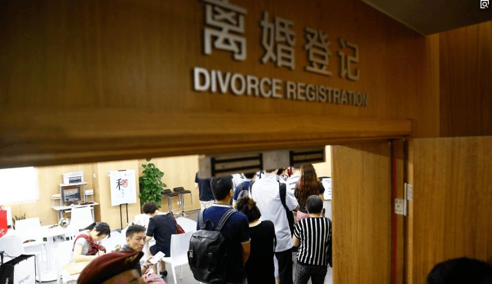 年三十妈给我老婆和嫂子一人两万红包，老婆拆红包后我的婚姻完了