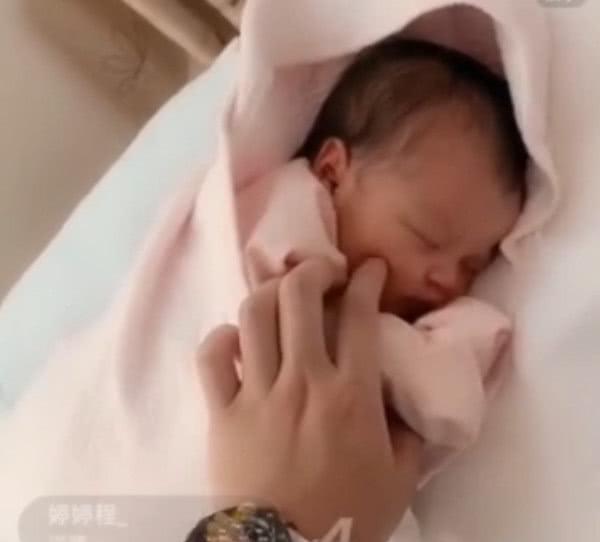 韩安冉生女后直播,看到爸爸手放的位置,网友:不