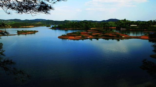 它是四川人口第一大县 , 成都天府大道直达县城