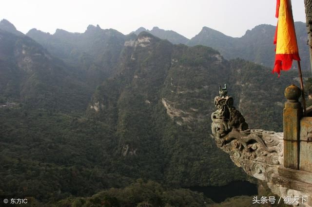 武当山的龙头香悬空伸出2.9米，宽仅放一足，百人为烧香命丧悬崖