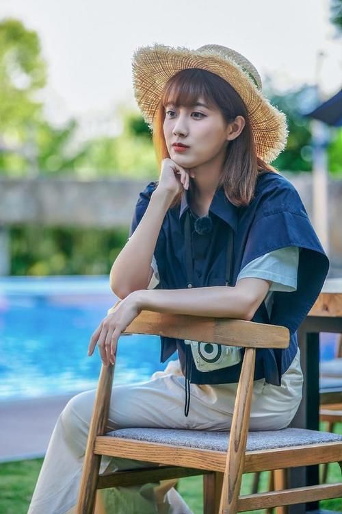 李艺彤村花造型，蝙蝠衫配阔腿裤美成邻家女孩，清纯又娇俏