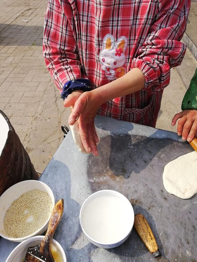 牛舌形芝麻盖猪油馅，这才是永城烧饼最靠谱的姿势！