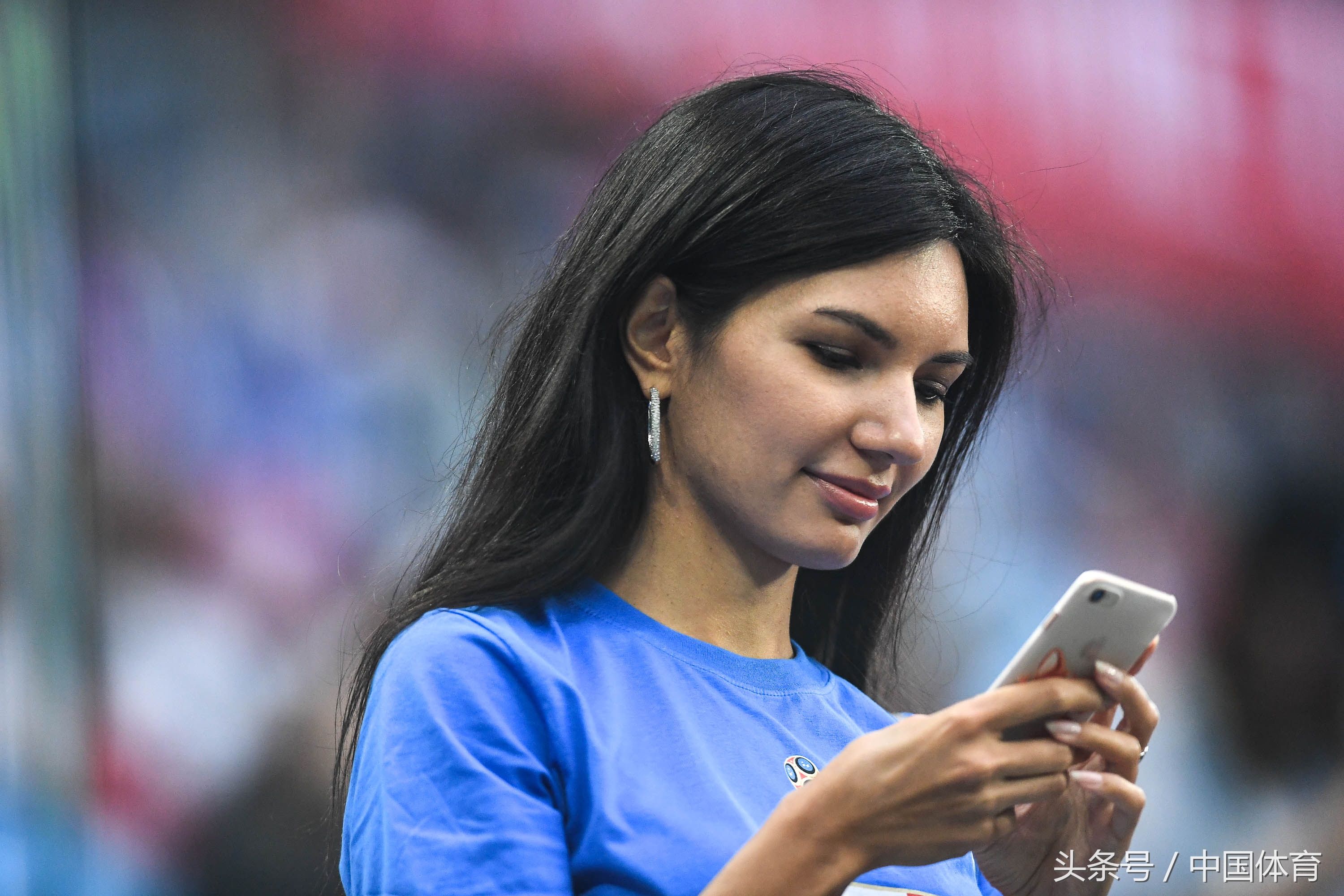 2018俄罗斯世界杯半决赛 各色球迷欢聚球场