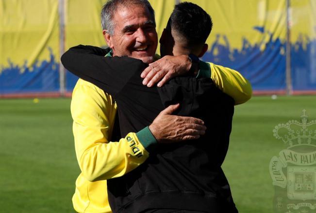 比埃拉探班拉斯帕尔马斯,与老队友深情相拥