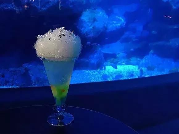 瓦努阿图：潜入水底邮筒便能投递出全世界独一无二的水下明信片