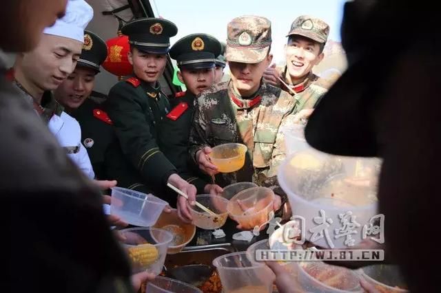 军营“美食一条街”,官兵吃啥都免费 “摊位”口味多好吃