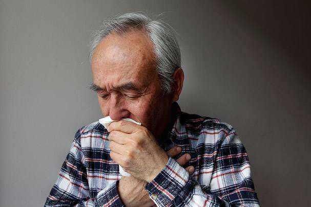 中老年人总是嗓子干、咳嗽怎么办?除了吃梨,还
