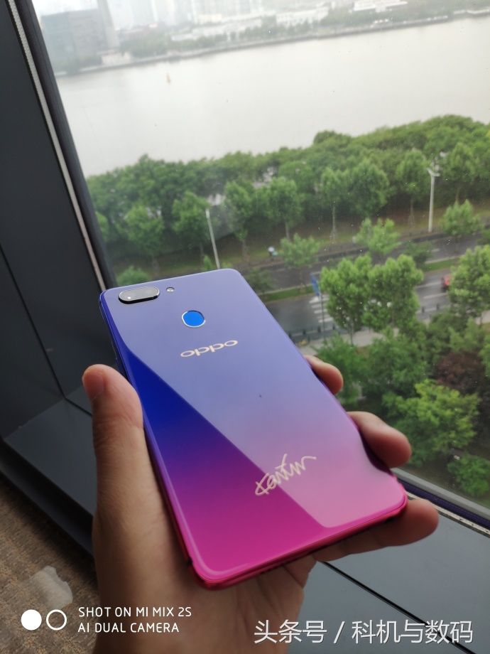 OPPO R15星云版真机，红蓝渐变色，巨骚气，大家觉得可以打几分?