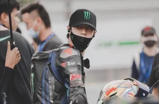 王一博摔车结果惹众怒！本人发声制止，心态值得被称赞