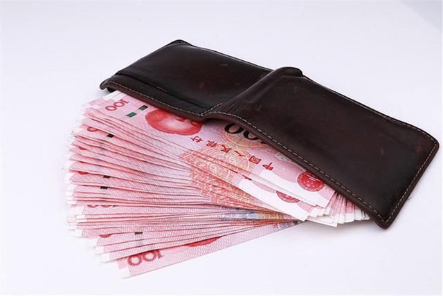 农民工父亲买衣服忘带钱，被女导购吐口水，经理看到父亲后傻了眼