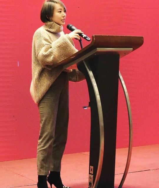 文筱婷霸气表决心,明年誓要回中超,干练短发参