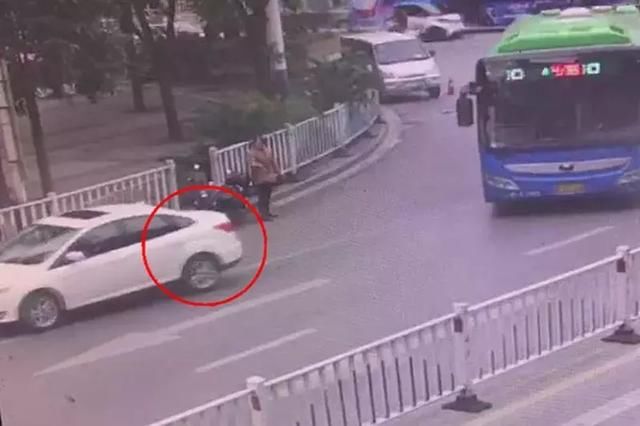 驾驶无牌车事故后逃逸 知情者快联系城中交警